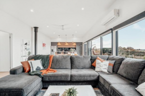 Luxurious Hobart Holiday Home with Stunning Bay Views - Affordable, Family-Friendly, and Stylish